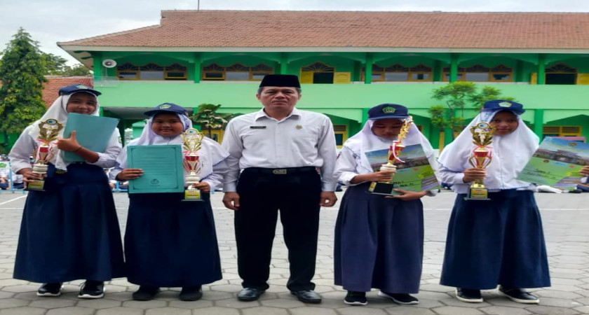 Penyerahan piala dan uang pembinaan