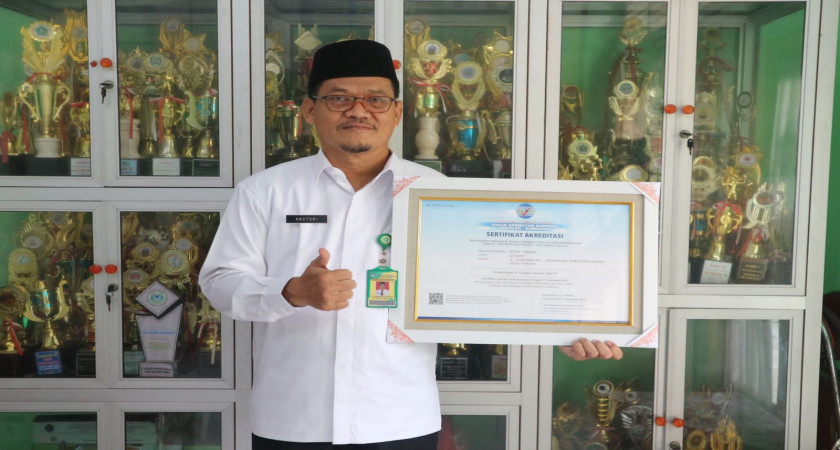 MTsN 1 Demak mendapatkan Piagam Sertifikat Akreditasi A